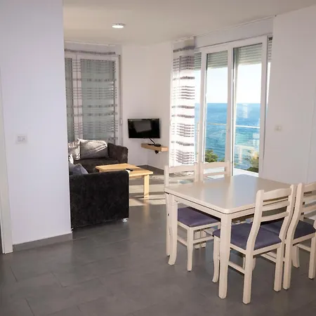 Roxhensi Apartment *